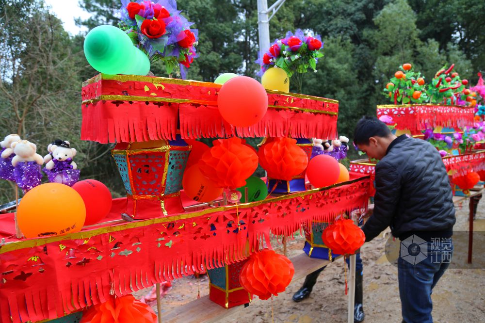 鄱阳千年古镇闹元宵 百米长龙昂首祈福