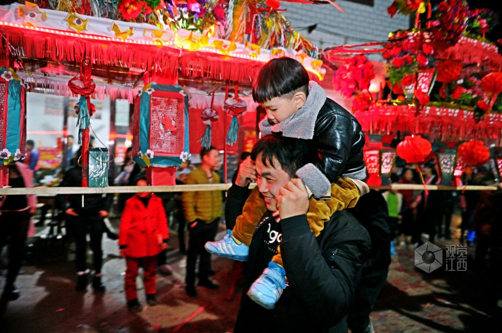 鄱阳千年古镇闹元宵 百米长龙昂首祈福