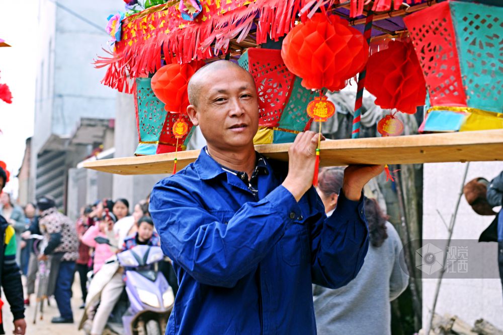 鄱阳千年古镇闹元宵 百米长龙昂首祈福