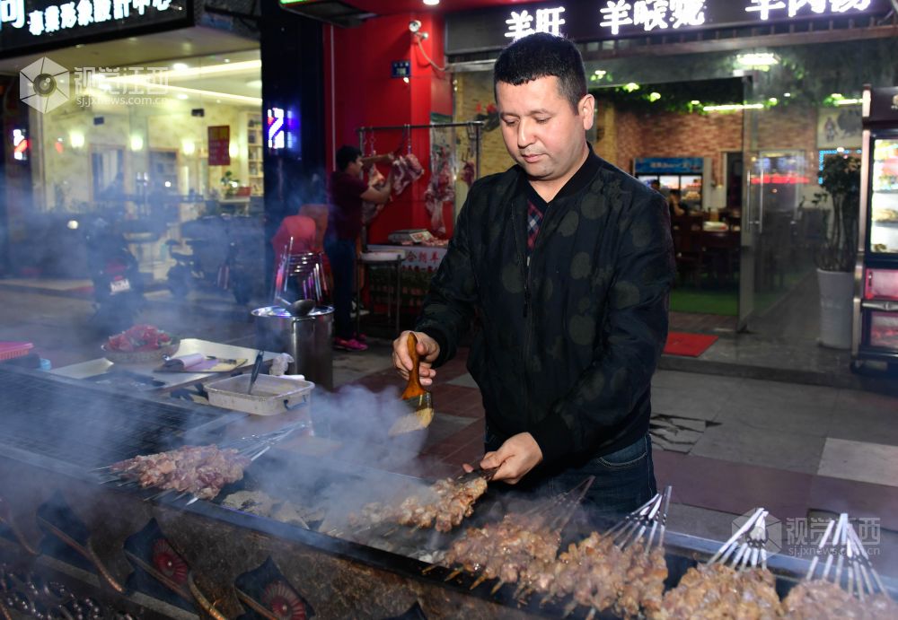 一个新疆青年在南昌10年：从摆地摊到开6家店 还积极参与公益事业