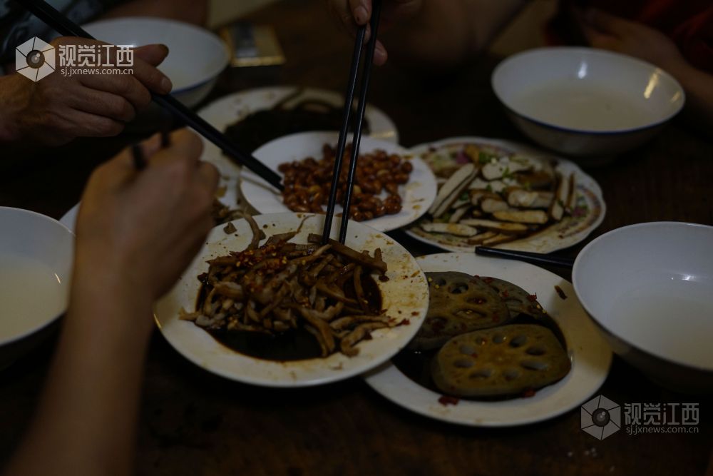 南昌水酒店藏身小巷多年 一元一碗27年未变