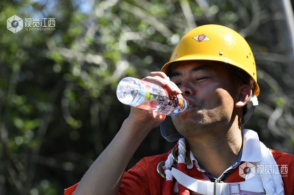 酷暑里的高铁守护者  走近梅山上“兜山人”