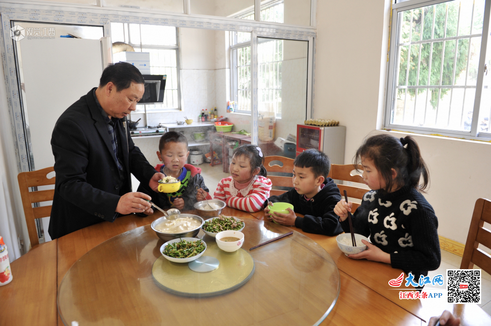 “拄拐教师”坚守山区42载 为山区孩子点亮求学梦想