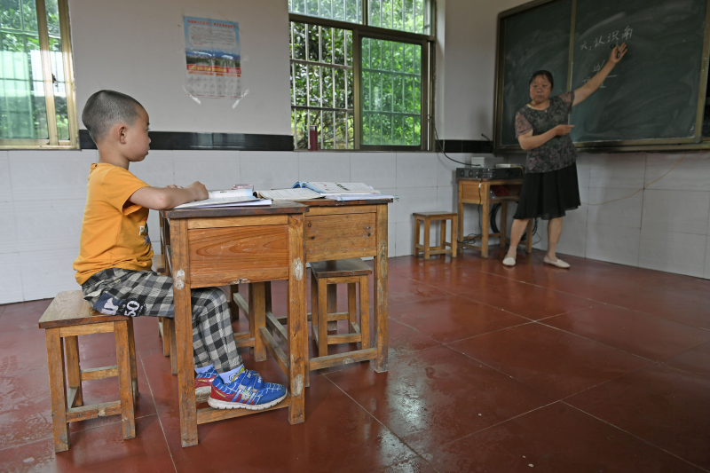 一位老师一个学生的深山小学