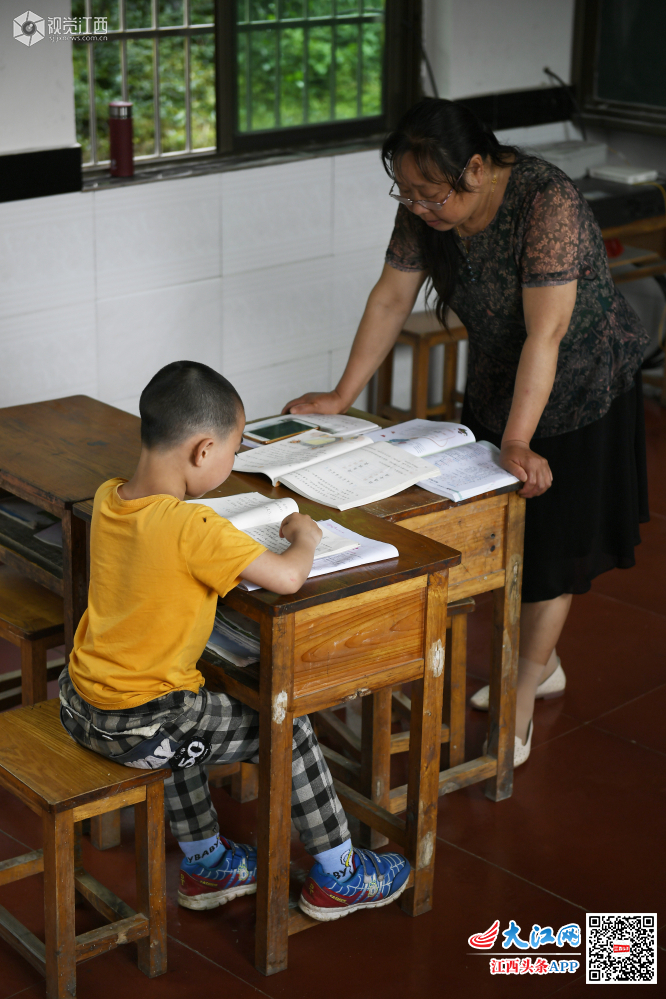 一位老师一个学生的深山小学