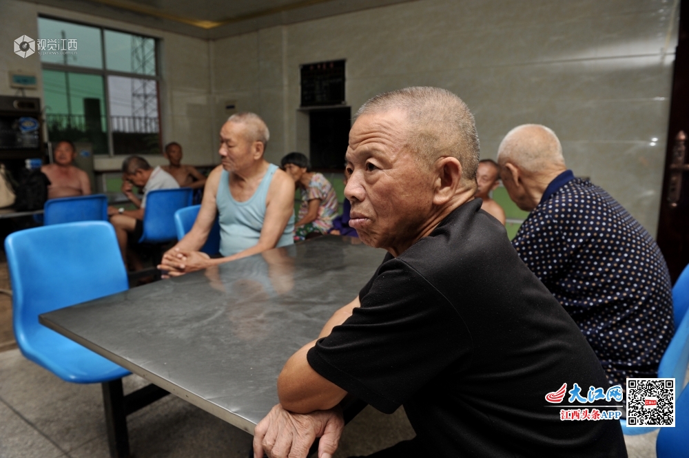 江西峡江县电影放映员行走乡村41年 用光影“点亮”乡村夜生活