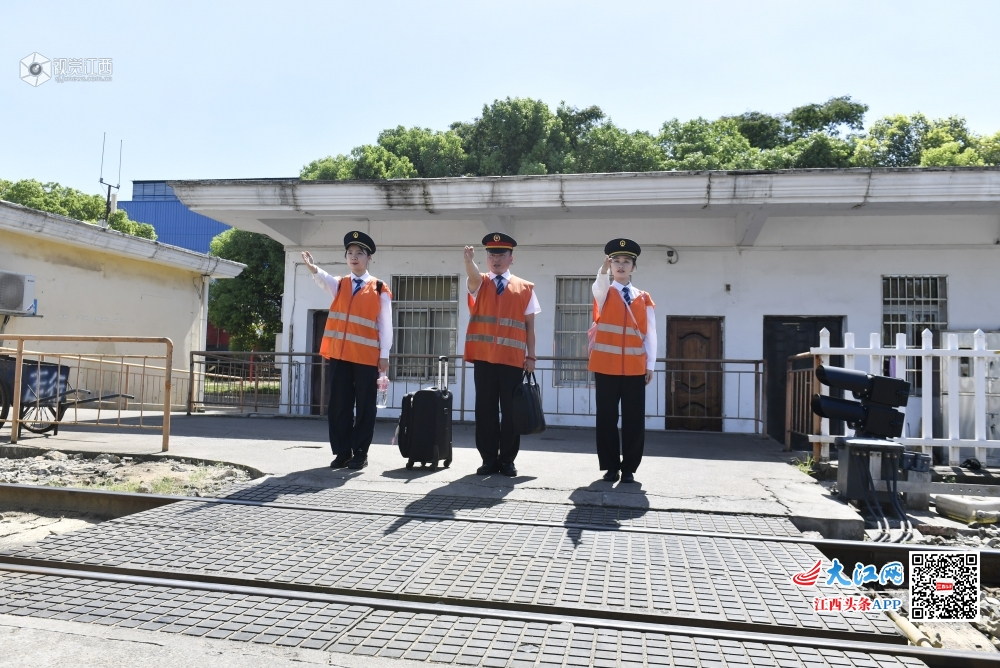 巾帼不让须眉 首批动车组女司机来了