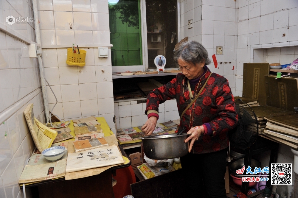 七旬老人痴迷“红色收藏”50年 家中建博物馆留存时代印记