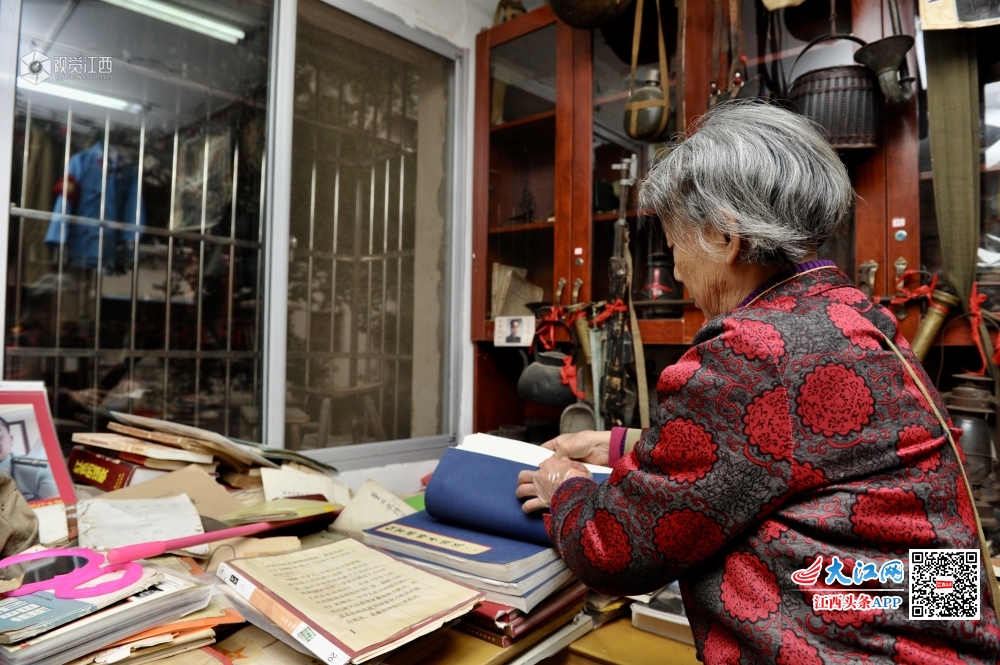 七旬老人痴迷“红色收藏”50年 家中建博物馆留存时代印记