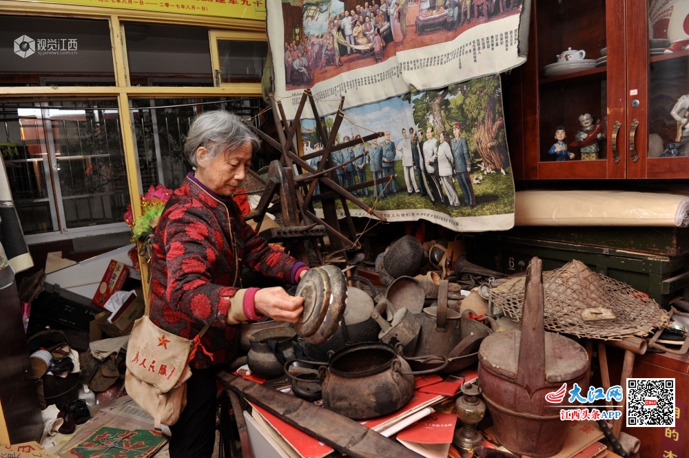 七旬老人痴迷“红色收藏”50年 家中建博物馆留存时代印记