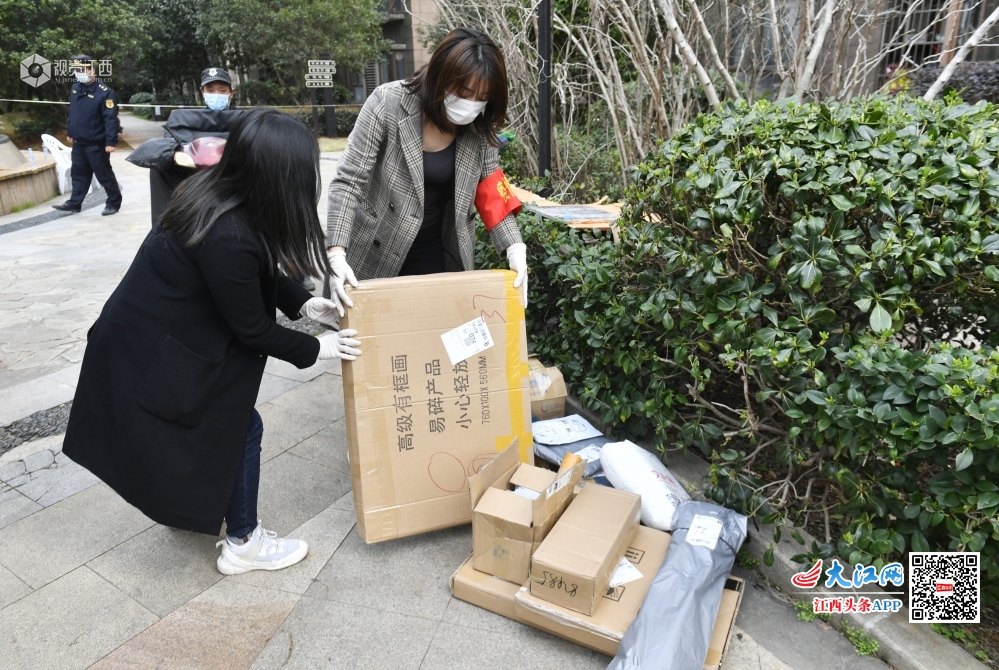 社区战“疫”里的勤务员