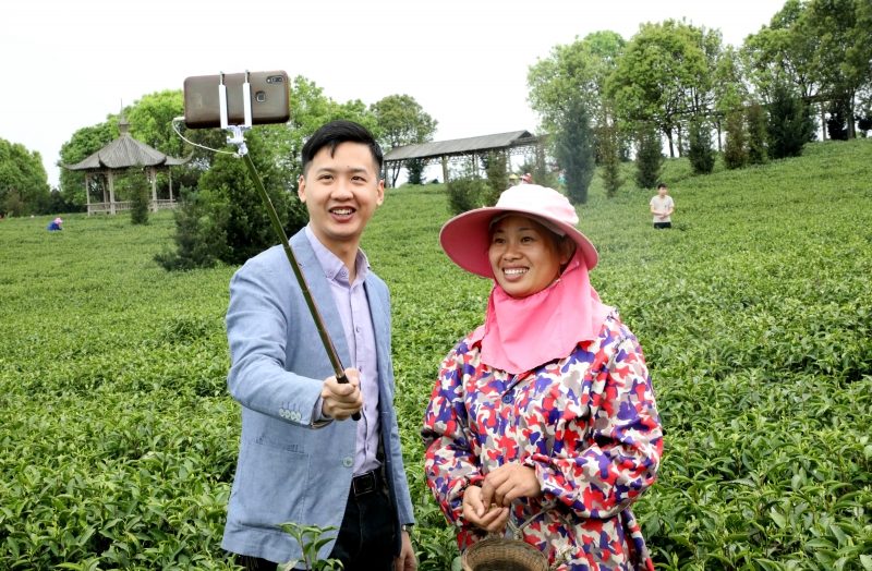 江西永丰：扶贫干部“手机直播”助农推销