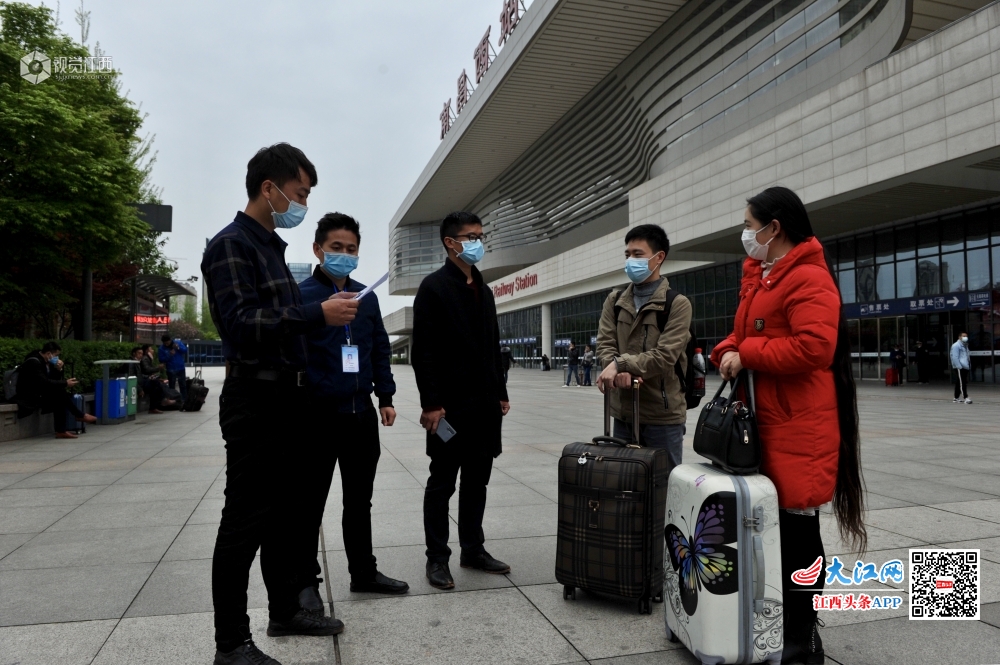 千里返岗时 他们表示：返岗之路既顺心又安心