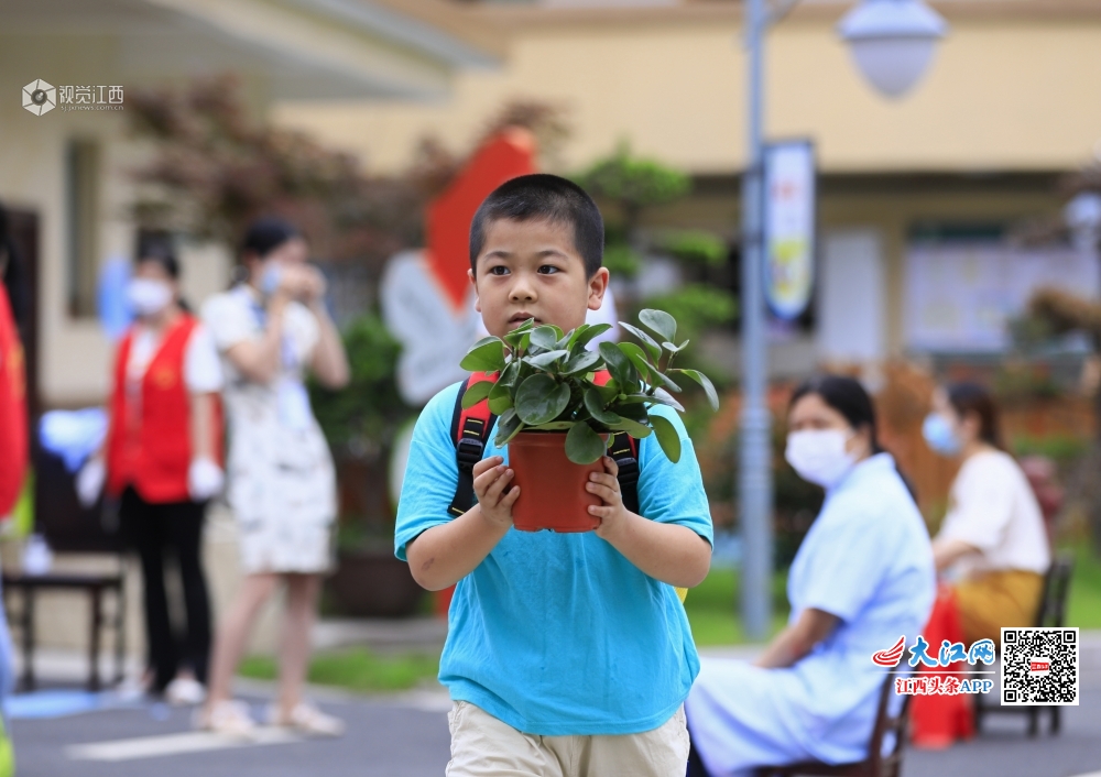 图为2020年5月18日，泰和县机关幼儿园，开心返校的学生。