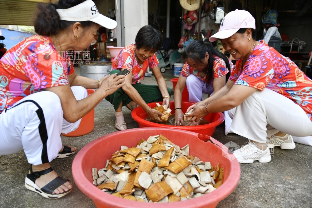 江西鄱阳：抗洪大堤上的“奶奶”服务队