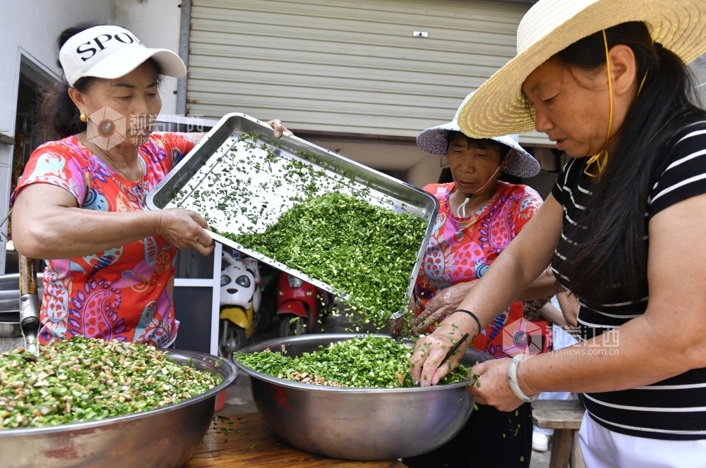 江西鄱阳：抗洪大堤上的“奶奶”服务队