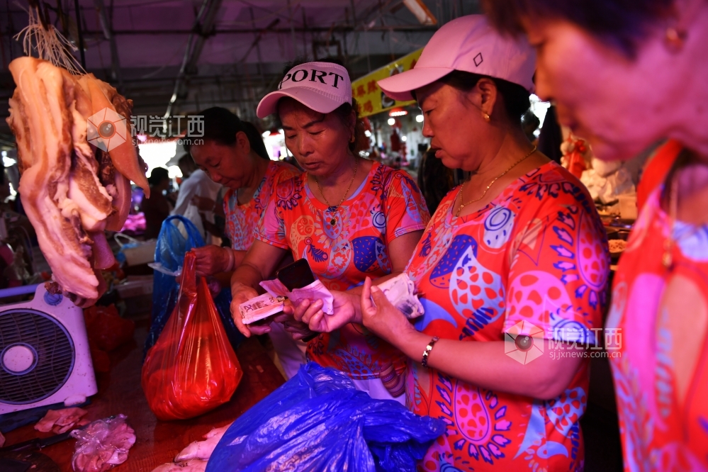 江西鄱阳：抗洪大堤上的“奶奶”服务队