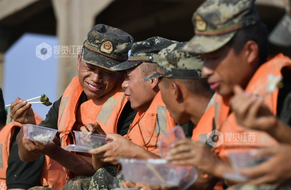 江西鄱阳：抗洪大堤上的“奶奶”服务队