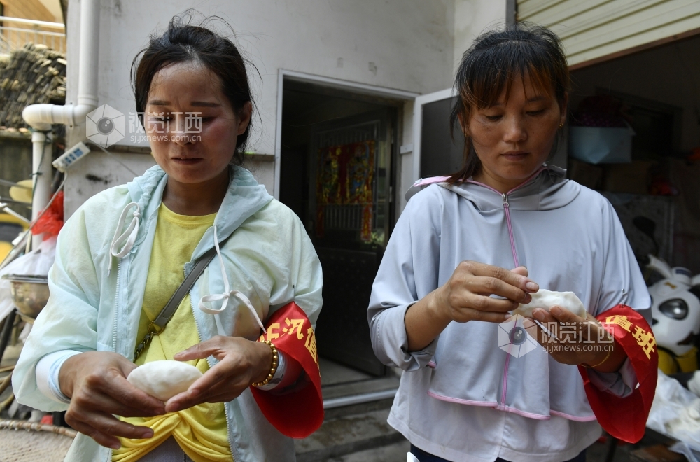 江西鄱阳：抗洪大堤上的“奶奶”服务队