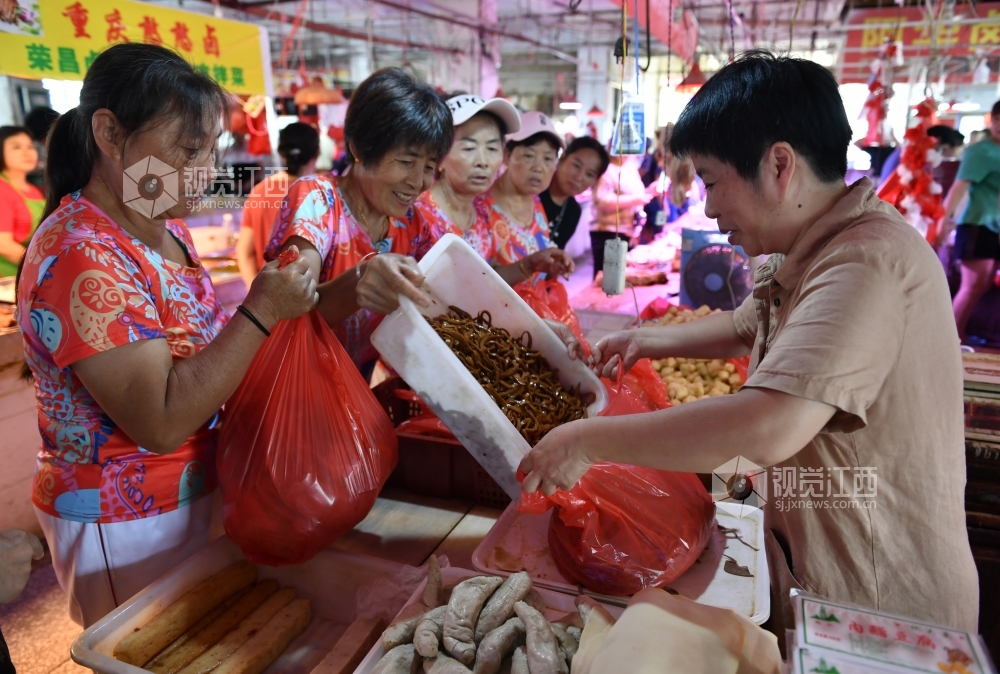 江西鄱阳：抗洪大堤上的“奶奶”服务队