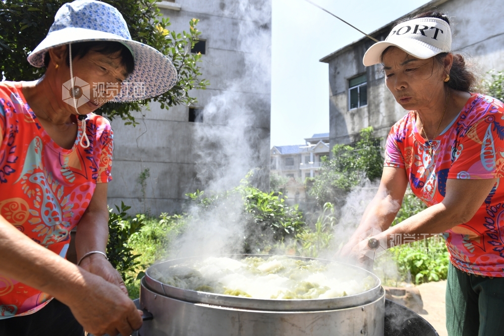 江西鄱阳：抗洪大堤上的“奶奶”服务队