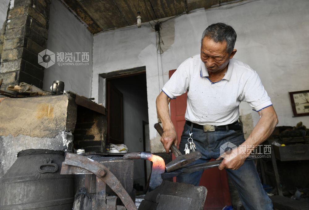 南昌八旬山村铁匠  抡锤打铁一辈子养活全家人