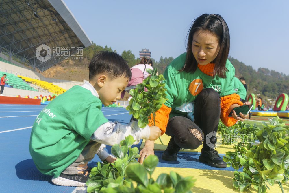 11月12日，江西省吉水县举行以保护地球从小做起为主题的亲子活动现场。