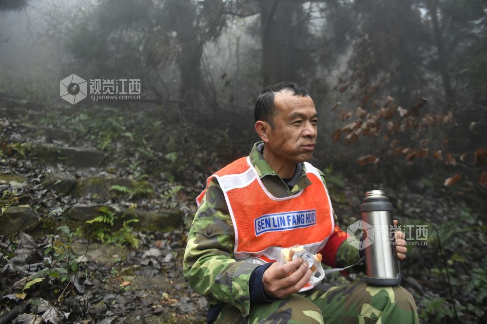 徒步巡山27载 只为绿满乾坤