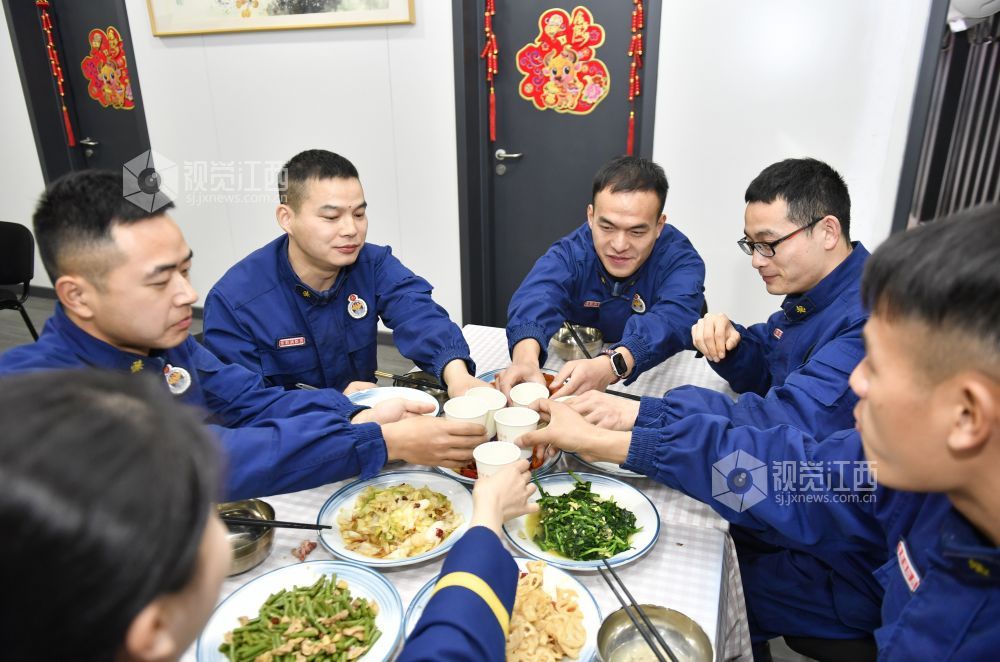 “集装箱”消防站里过小年