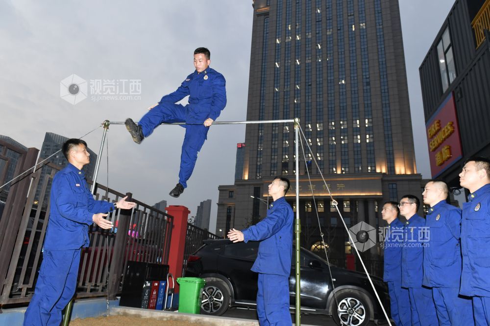 “集装箱”消防站里过小年