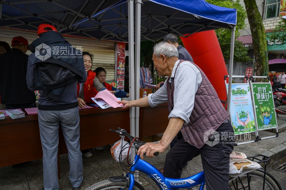 4.22世界地球日，宣传保护地球。