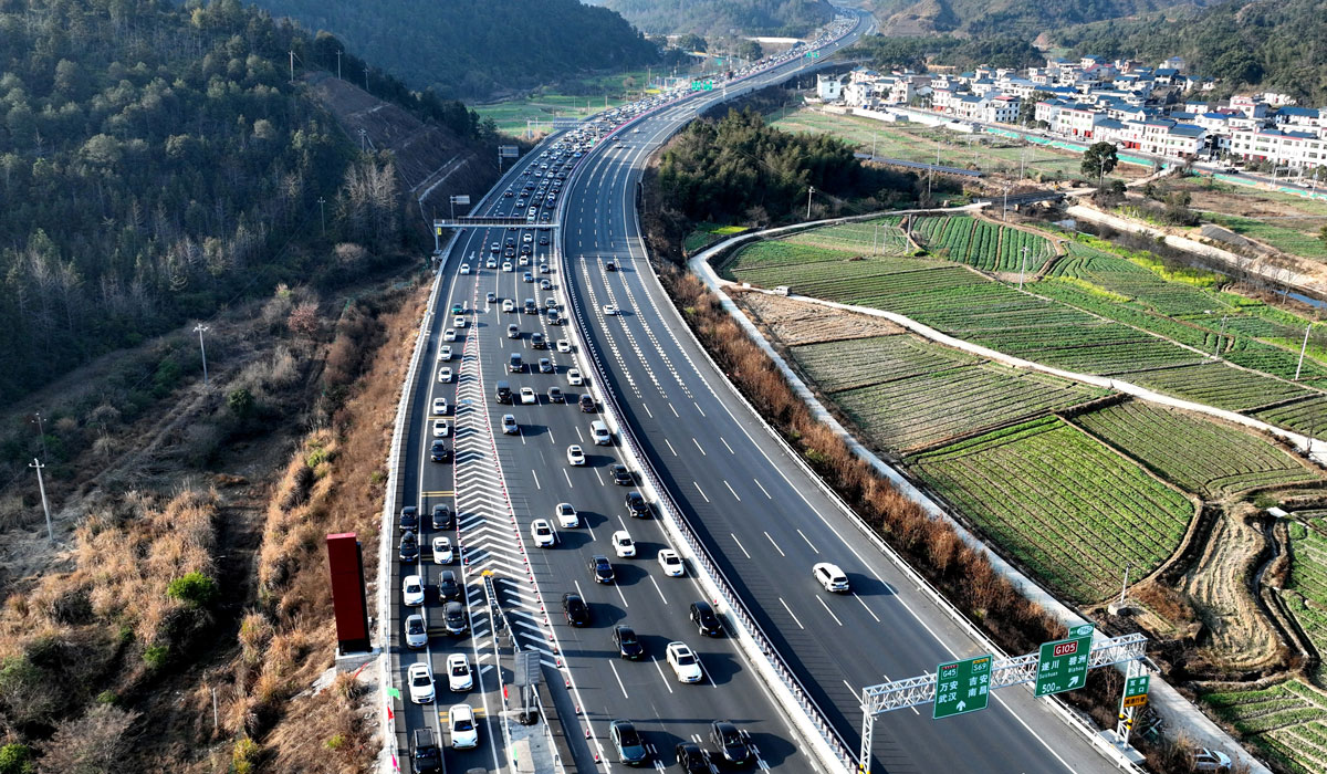 江西：大广高速公路迎返程车流高峰