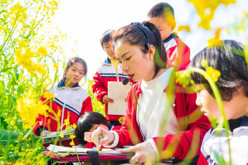 【视频】江西新干：“花海课堂”画春光