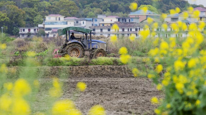 江西新余：春耕正当时 土地翻耕忙