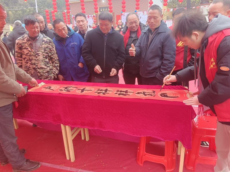 【视频】江西万安：火热“村晚” “拉满”山乡年味儿