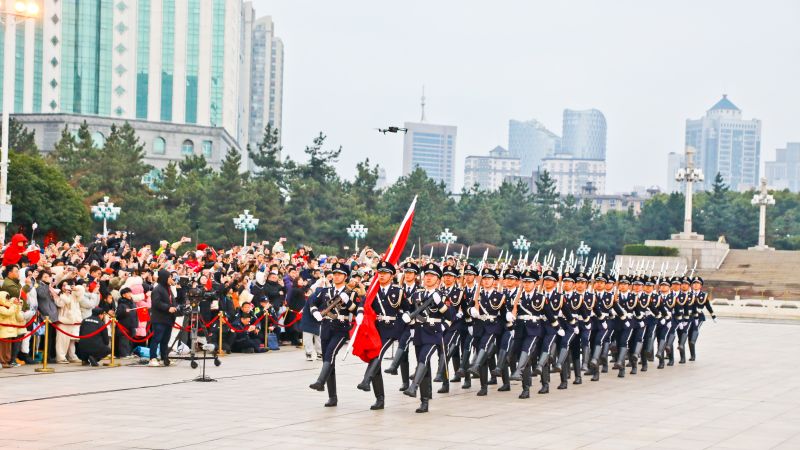 【视频】江西南昌：八一广场举行升旗仪式