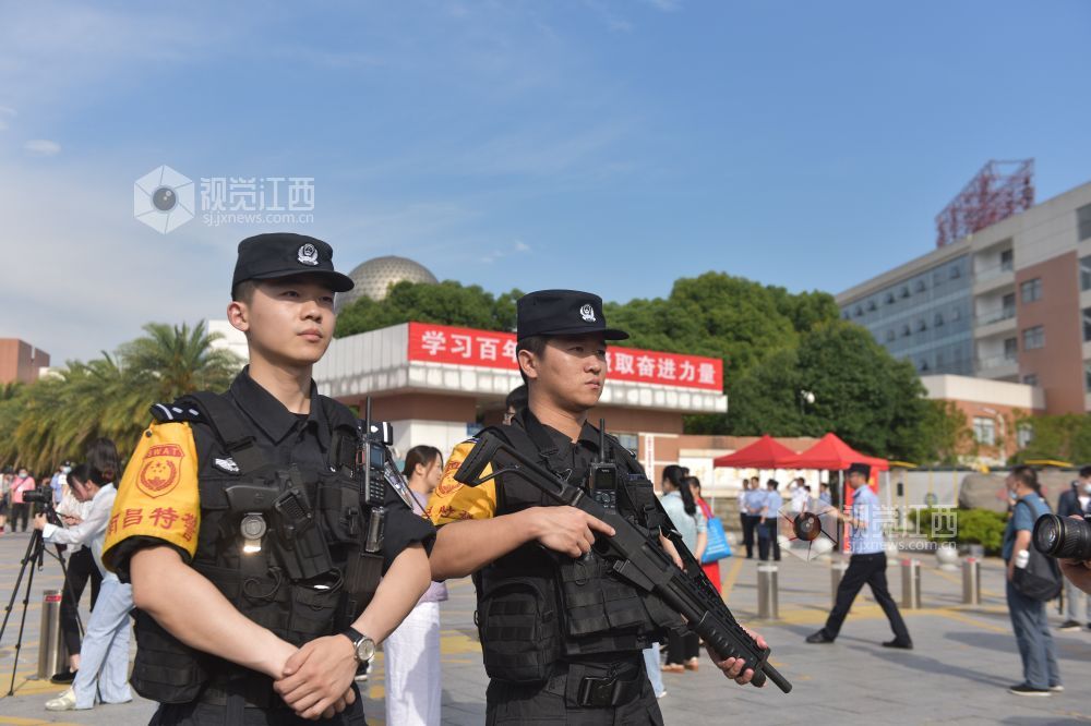 公安户籍警现场为遗失身份证的考生验证身份，办理临时身份证。