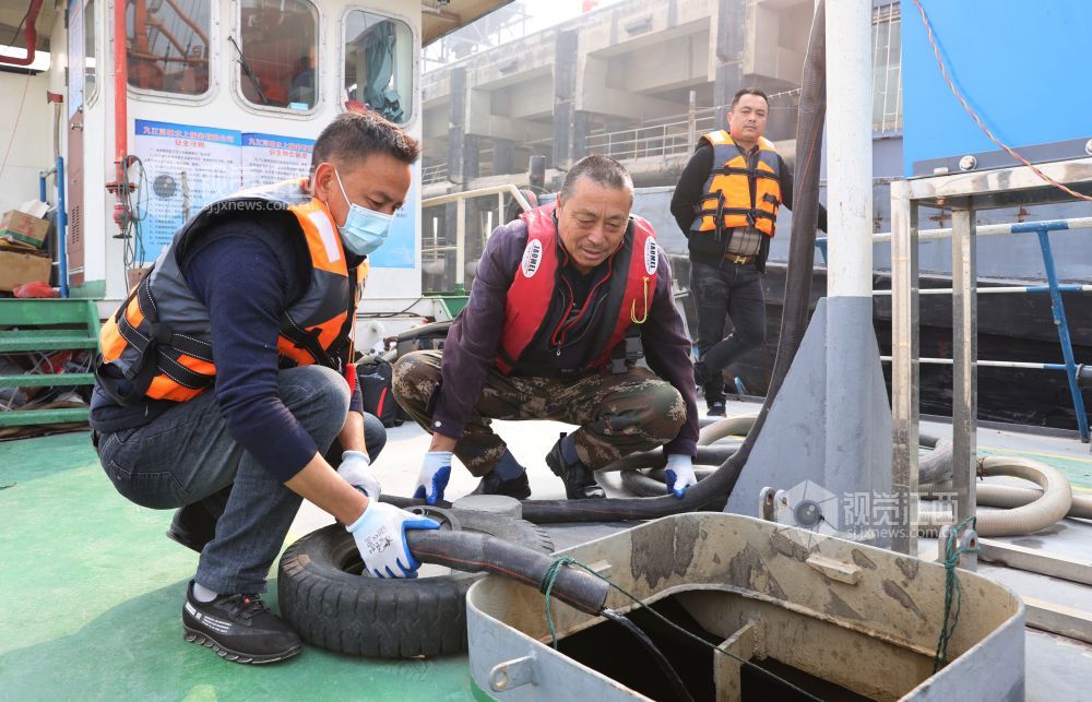 2021年11月18日，江西九江港瑞昌港区船舶污染物转运接收站工作人员为停靠在码头的船舶提供免费的污染物接收服务。