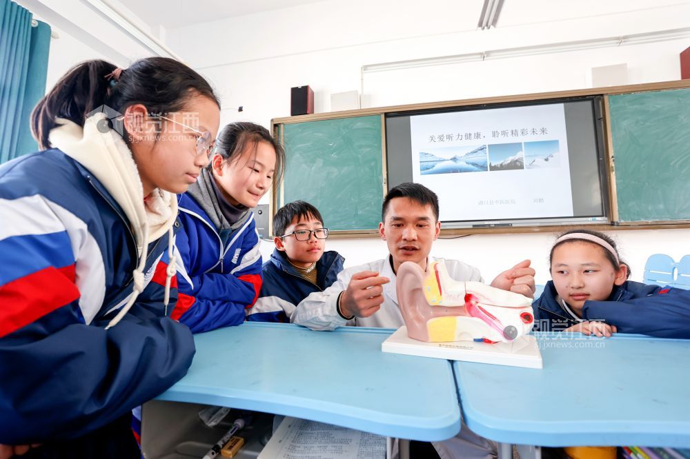 ?2022年3月2日，江西省九江市湖口县第三中学，湖口县中医医院医护人员为学生们讲解耳朵生理构造和保护耳朵知识。