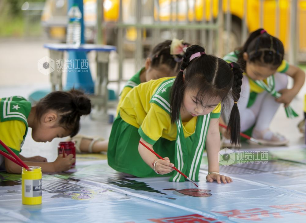 2022年6月15日，江西省新余市分宜县洋江中心幼儿园在全国节能宣传周，通过幼儿绘画、儿歌、垃圾分类等形式开展“绿色低碳  节能先行”为主题的宣传活动。积极营造良好的节能减排氛围和宣传低碳环保的理念。