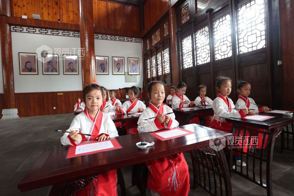 2022年9月28日，江西省九江市湖口县第四小学一年级新生参加“开笔礼”，通过正衣冠、朱砂启智、击鼓鸣志、学写“人”字等活动，接受中华优秀传统文化的熏陶，扣好人生第一?？圩?。