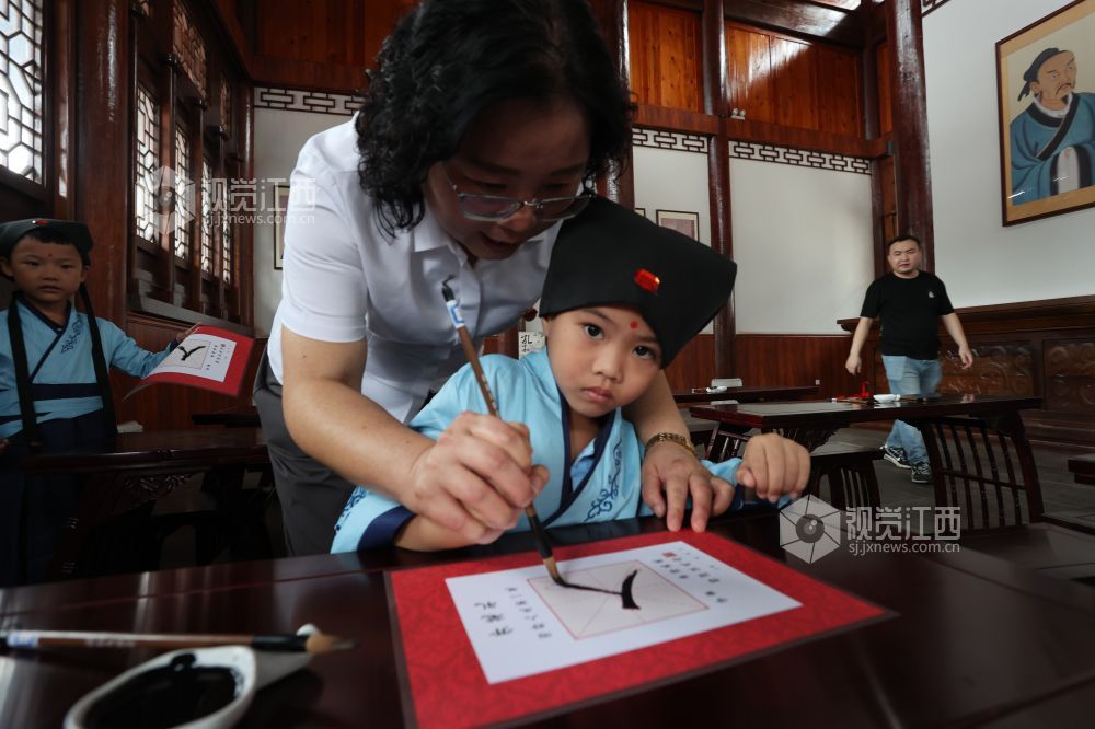 2022年9月28日，江西省九江市湖口县第四小学一年级新生参加“开笔礼”，通过正衣冠、朱砂启智、击鼓鸣志、学写“人”字等活动，接受中华优秀传统文化的熏陶，扣好人生第一?？圩?。