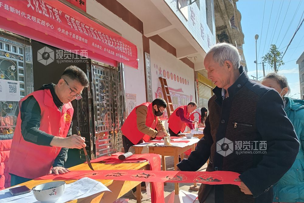 2023年1月8日，江西省上饶市余干县新时代文明实践中心、余干县委宣传部、余干县文联组织书法家协会志愿者开展“我们的中国梦——文化进万家”——“写春联 送万福”文明实践文艺志愿服务活动。