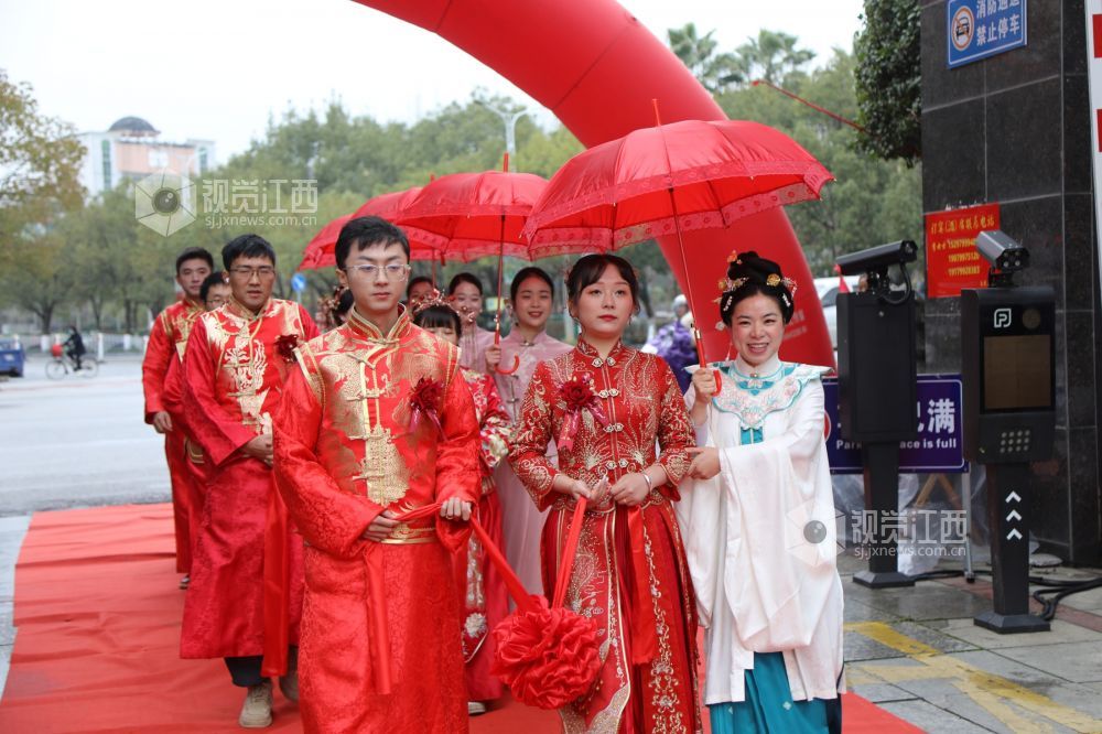 ?12月19日，江西省莲花县第二届“荷你有约·不要彩礼要幸福”集体婚礼在莲花宾馆举行。