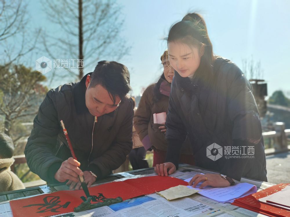 1月17日，江西省永丰县恩江镇塘仔角社区举办了“党群同心共迎春 翰墨书香送祝福”新春文化惠民活动。