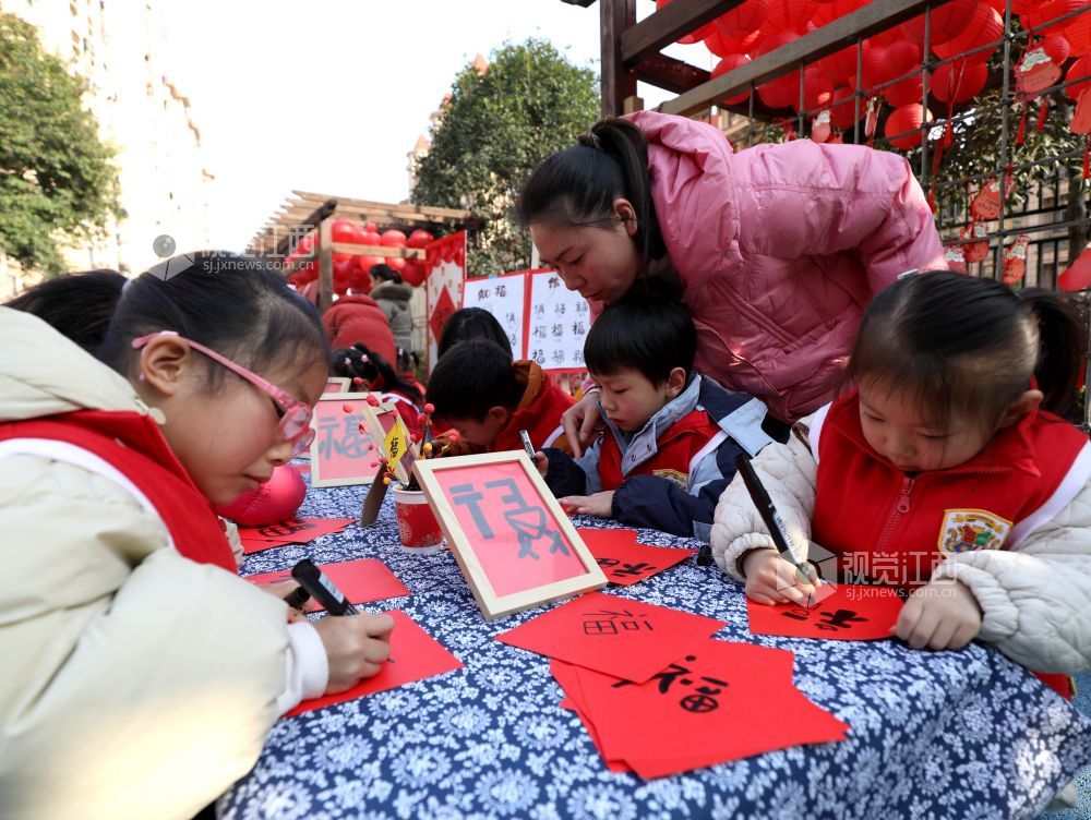 孩子们在描绘各种“福”字迎新春。